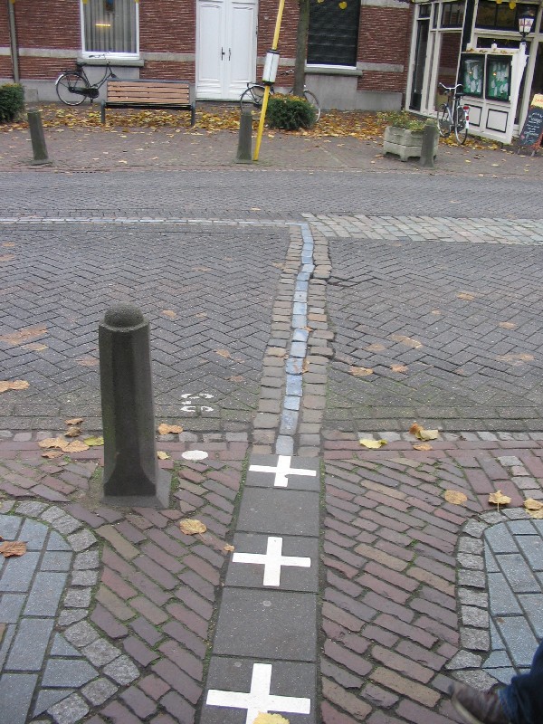 de grens is in de bestrating te volgen / The border can be followed through the pavement